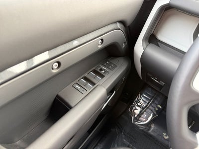 2025 Land Rover Defender 130 X-Dynamic SE